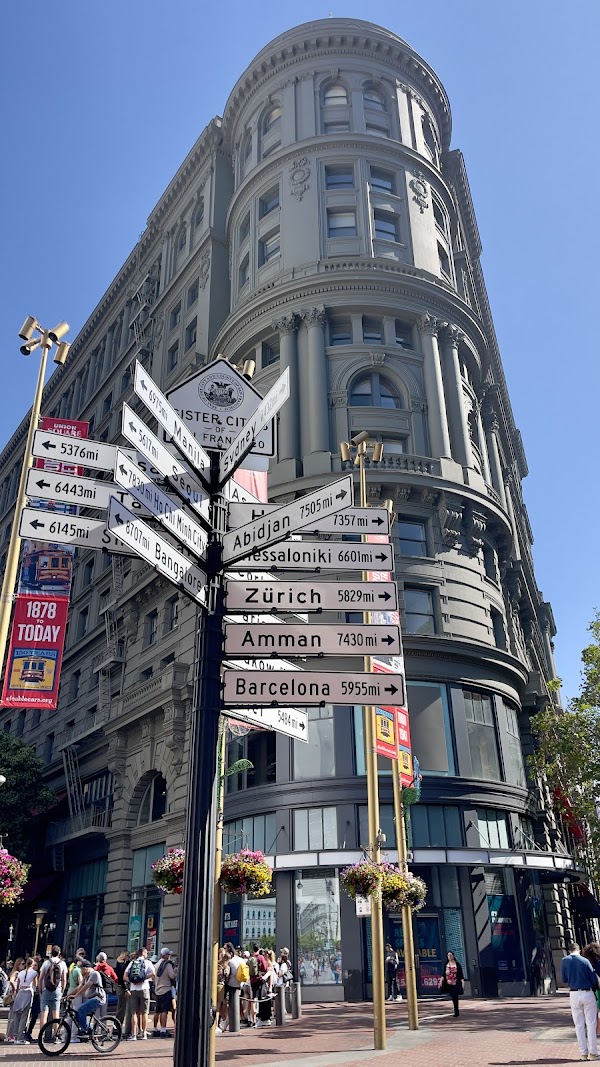 Cable Car Turnaround Powell St. 3