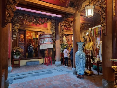 Bach Ma Temple