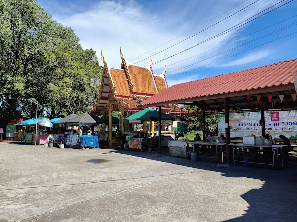 Wat Saphan Floating Market