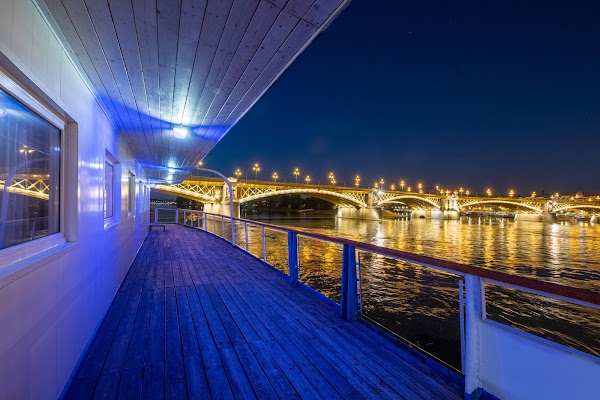 Grand Jules Boat Hotel