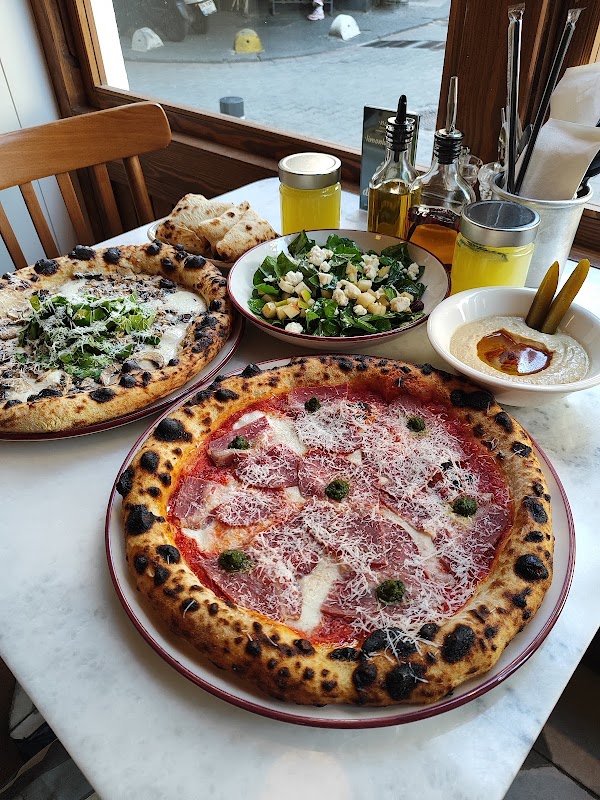 Deli Napolitan Pizza Cuisine 4