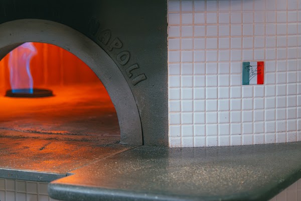 Deli Napolitan Pizza Cuisine 3