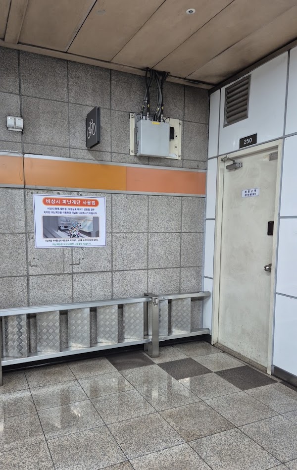 Subway Line 6 Hwarangdae Station 2