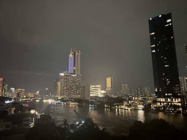 River Vibe Bar & Restaurant 3