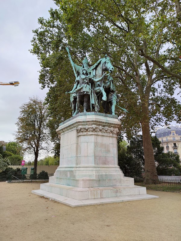 Statue de Charlemagne et ses leudes