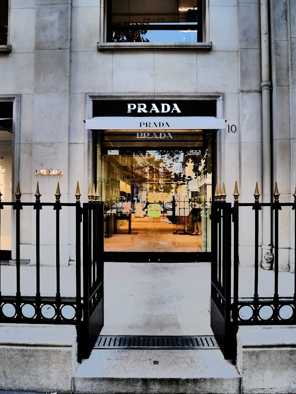 Prada Paris Avenue Montaigne