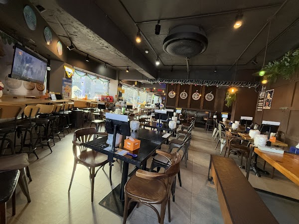 BBQ Chicken & Beer Hongdae Rodeo (BBQ 치킨 홍대로데오점)