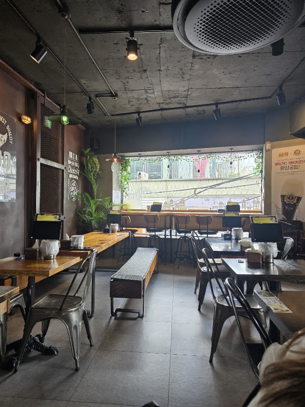 BBQ Chicken & Beer Hongdae Rodeo (BBQ 치킨 홍대로데오점) 2