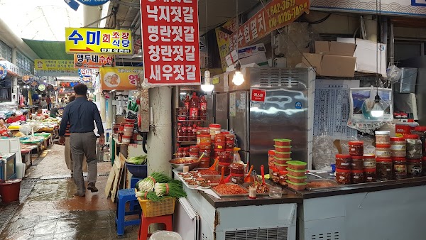 Tongyeong Live Fish Market