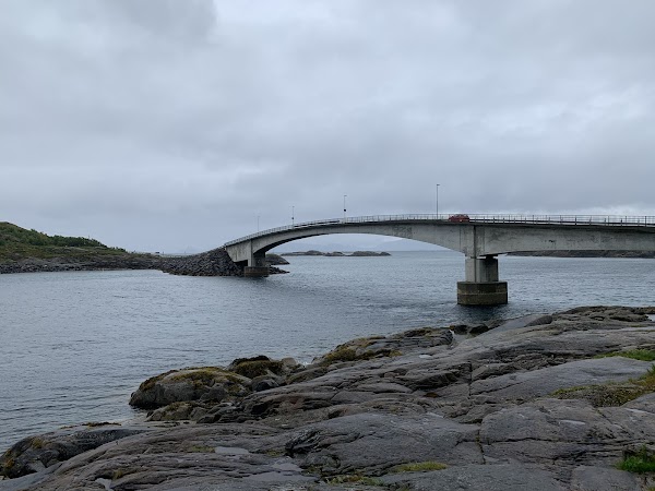 Henningsværbruene