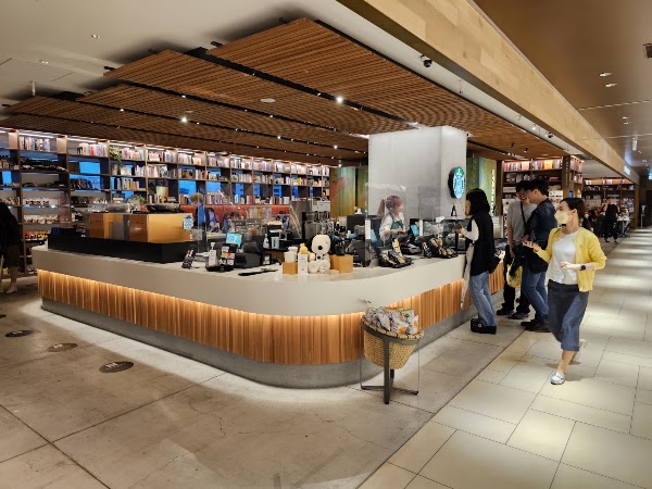 TSUTAYA BOOKSTORE Shibuya Scramble Square 3