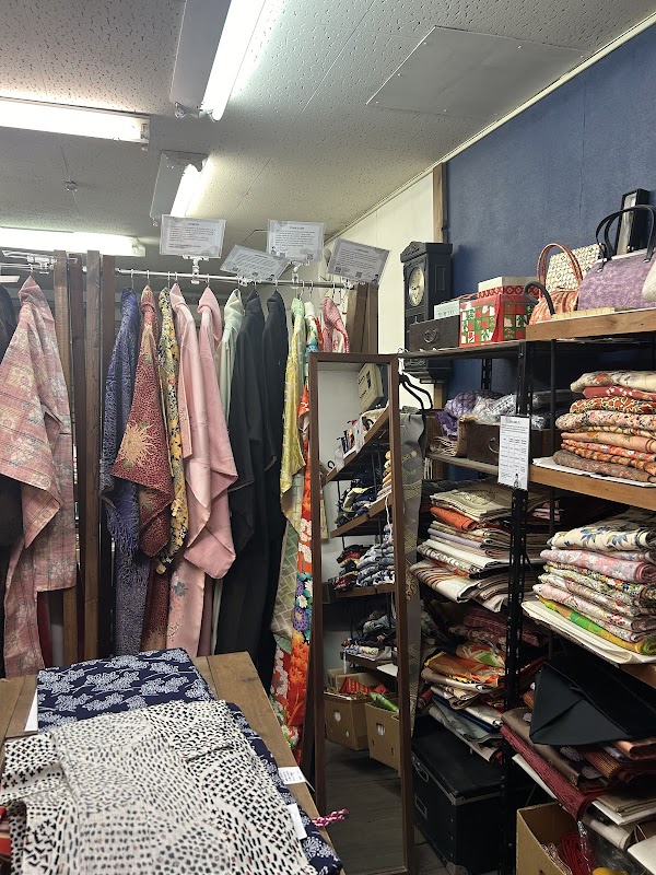 Kimonoya Japan / secondhand kimono store 3
