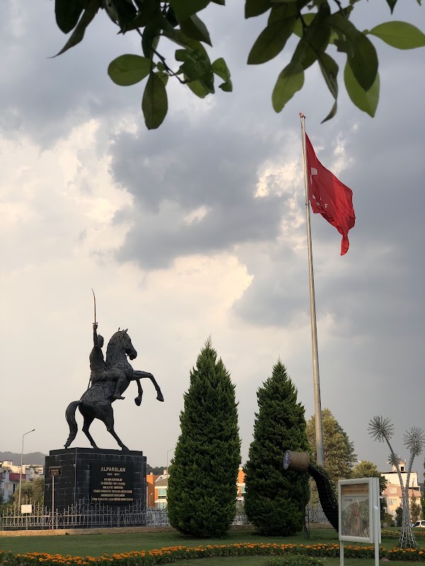 Sultan Alparslan Heykeli - Malazgirt Meydanı