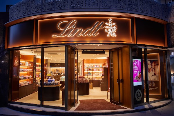 Lindt Chocolat Boutique & Cafe Omotesando Flagship 1