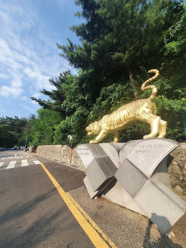 Inwangsan Tiger Statue 5