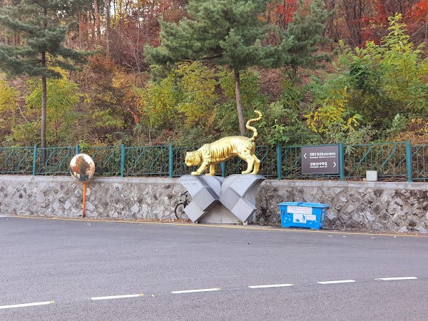 Inwangsan Tiger Statue 4