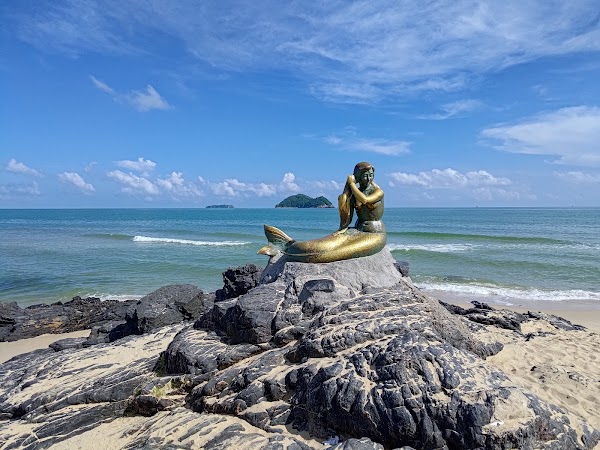 Golden Mermaid Statue 1