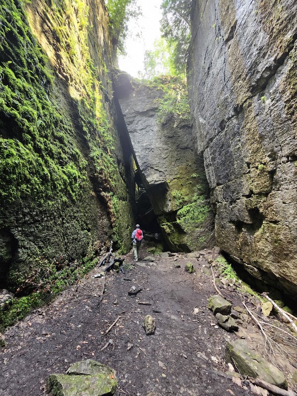 Singhampton Caves Trailhead