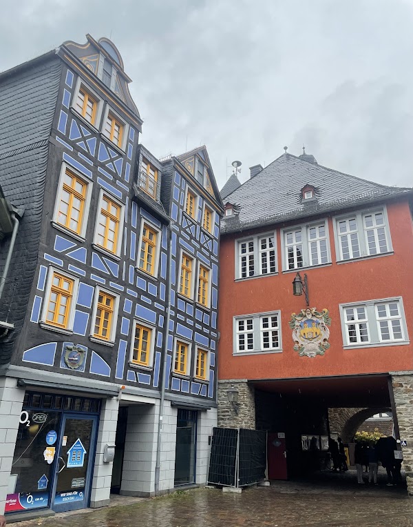 Schiefes Haus 1