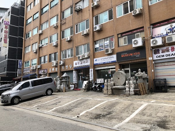 Antique Shopping Center 4