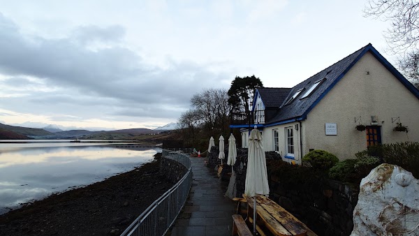 The Old Inn & Waterfront Bunkhouse