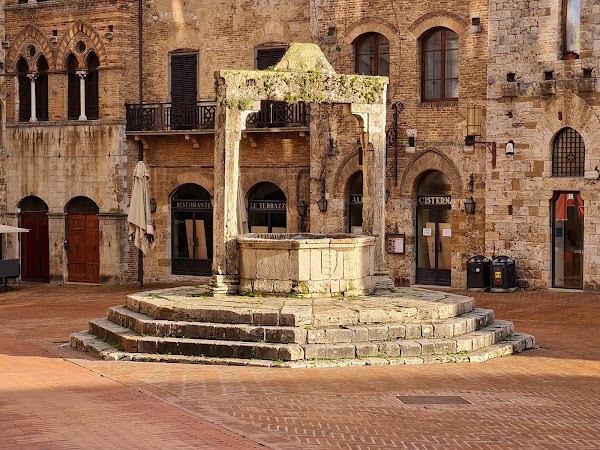 Piazza Della Cisterna 4