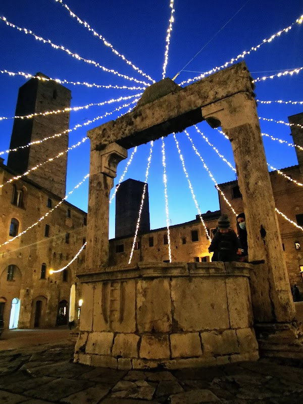 Piazza Della Cisterna 2