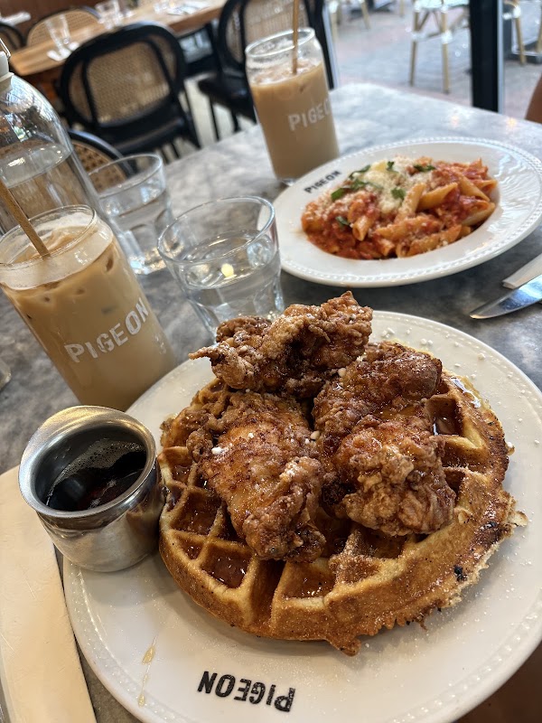 PIGEON CAFÉ & BAR 4