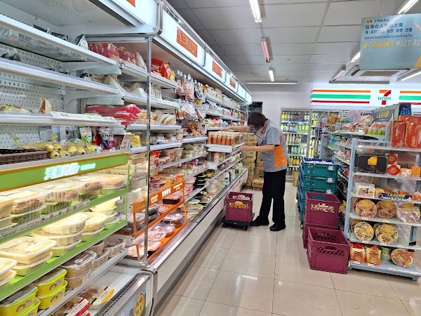 7-ELEVEN 航站南門市 4