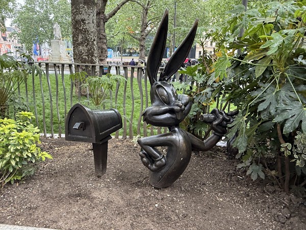 Bugs Bunny Statue 🐰 1