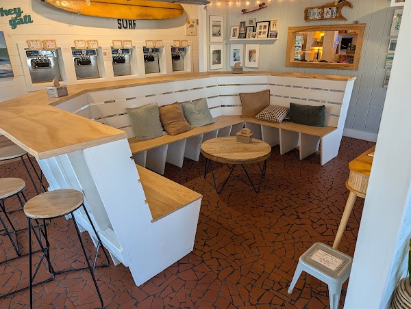 Surfin' Spoon Frozen Yogurt Bar 4
