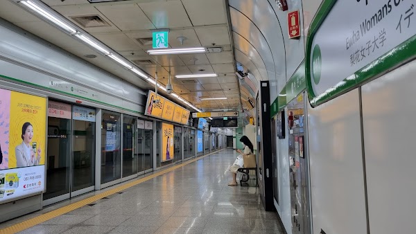 Ewha Womans University station