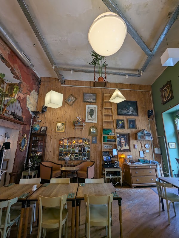 Béla. bár, étterem, lakás, arborétum 2