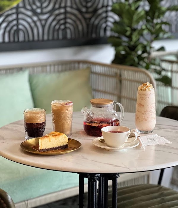 La Condessa Cafe and Lounge 5