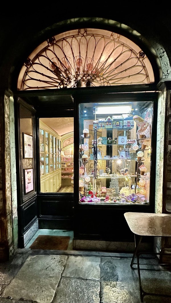 Violetta Di Parma L'originale Borsari Negozio Storico 1