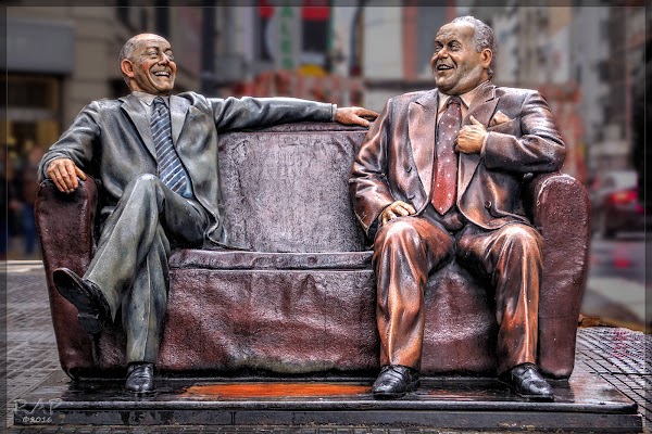 Estatua de Alberto Olmedo y Javier Portales 1