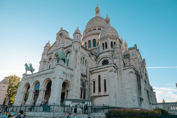 Square Louise Michel 3