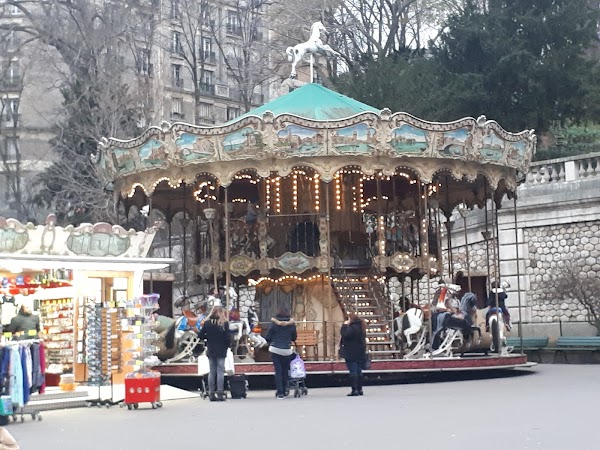 Square Louise Michel 2