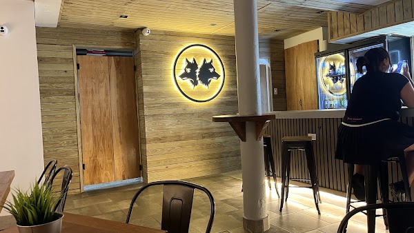 Dos Lobos Empanada Bar Condado