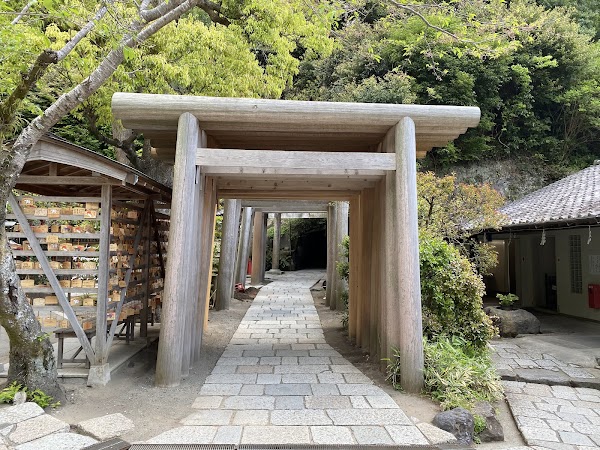 Zeniarai Benten Shrine 2