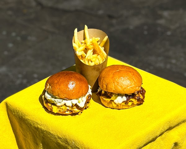 Yelō Burgers 5