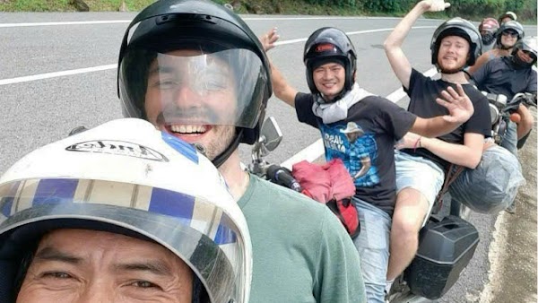 Hai van pass riders