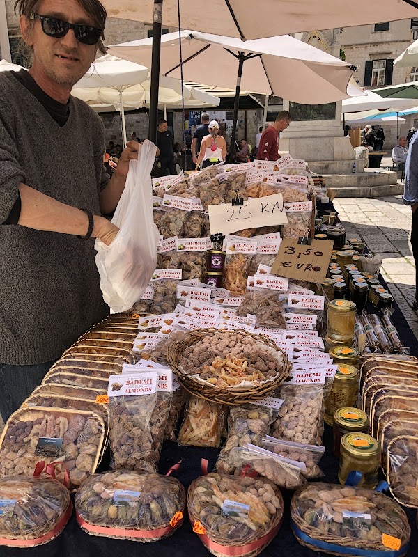 Gunduliceva Poljana Market 5