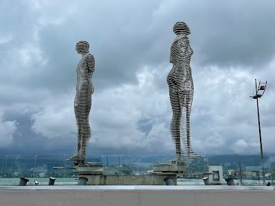 Ali & Nino Statue