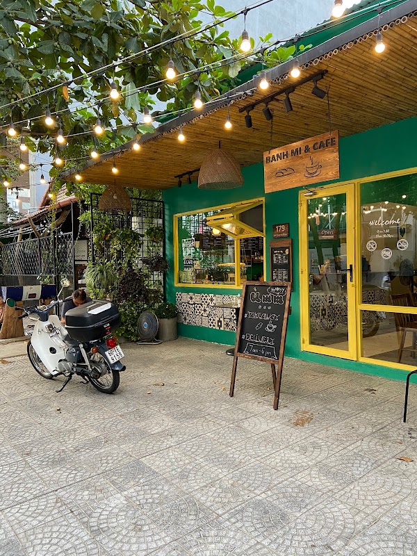 Ùmm Banh Mi & Cafe