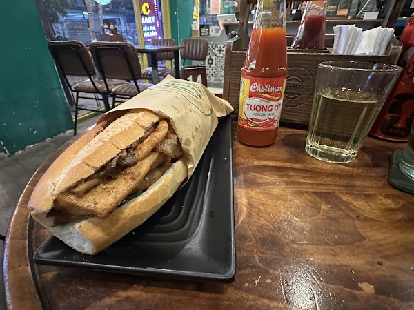 Ùmm Banh Mi & Cafe 4