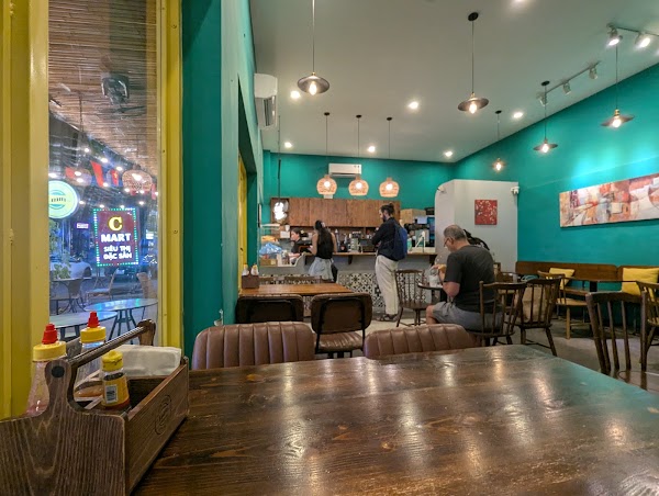 Ùmm Banh Mi & Cafe 3