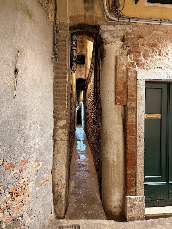 Calle Varisco - the narrowest street in Venice