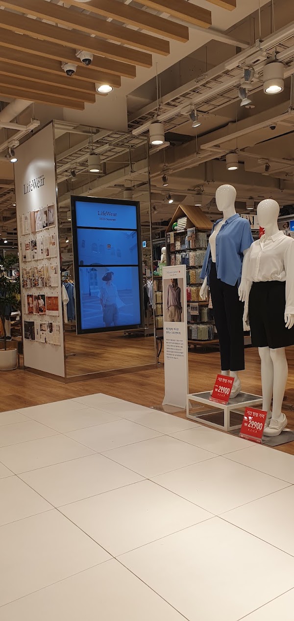 UNIQLO Samjung tower branch