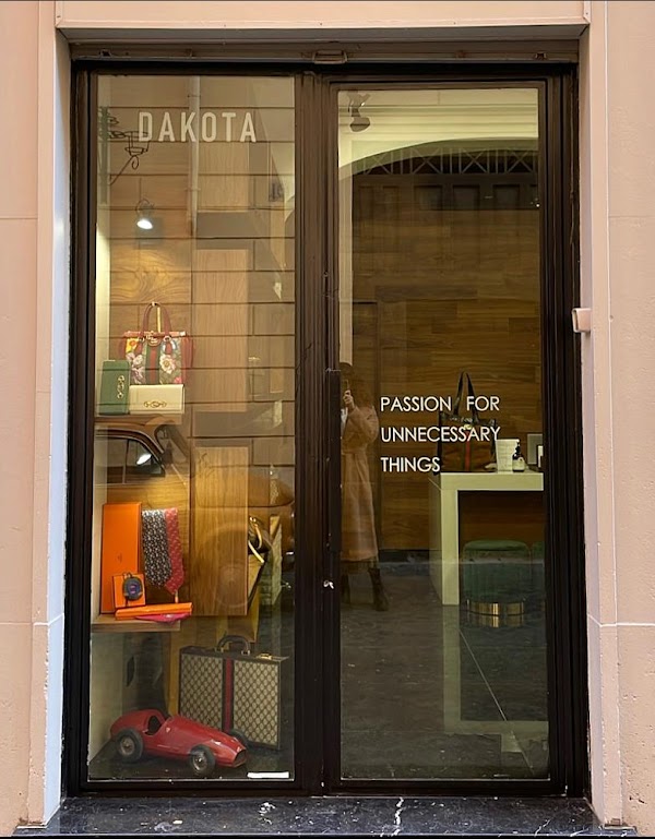 Dakota Luxury Vintage & Secondhand Shop